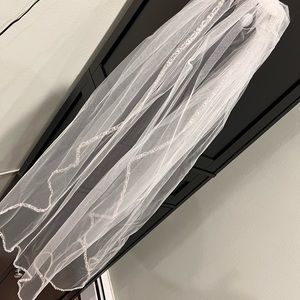 Bridal Veil- Like new! Mid Back length